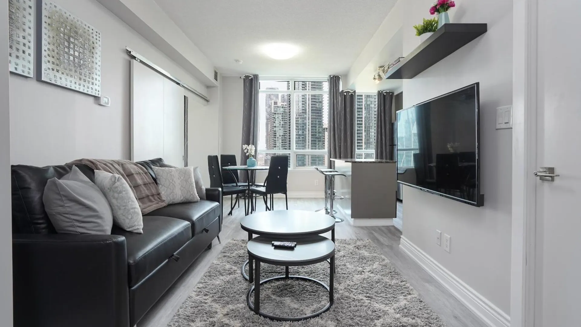 Simply Comfort Suites - One Plus Den Apartment With Scotiabank Arena View Toronto 0*,  Canada