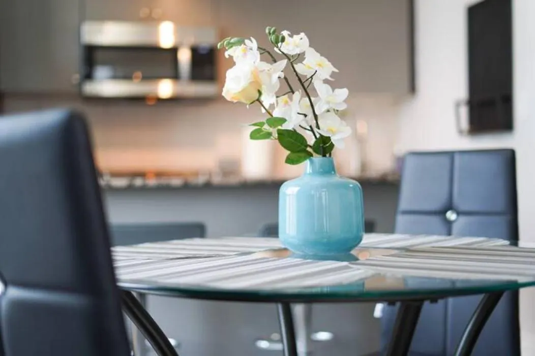 Simply Comfort Suites - One Plus Den Apartment With Scotiabank Arena View Toronto