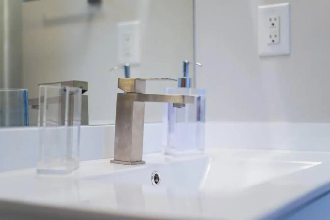 Simply Comfort Suites - One Plus Den Apartment With Scotiabank Arena View Toronto
