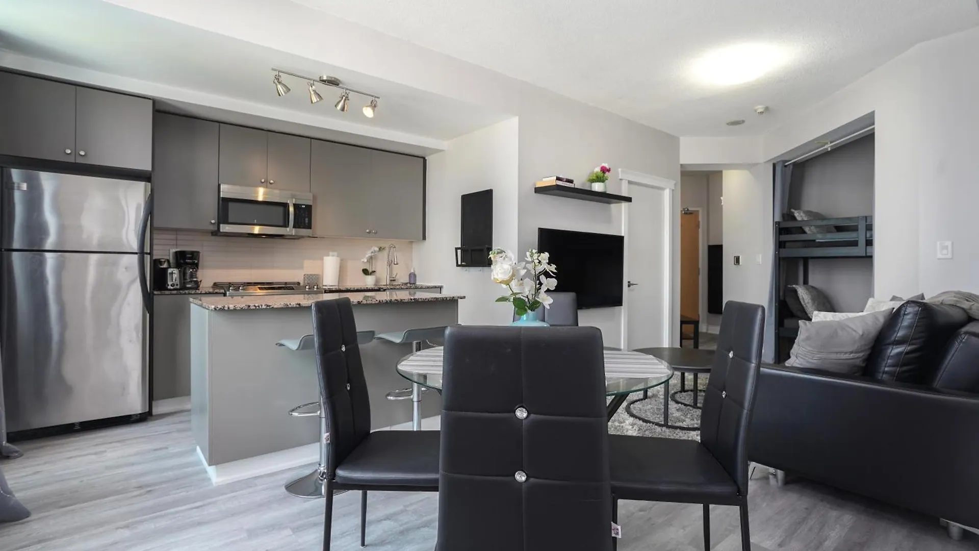 Simply Comfort Suites - One Plus Den Apartment With Scotiabank Arena View Toronto