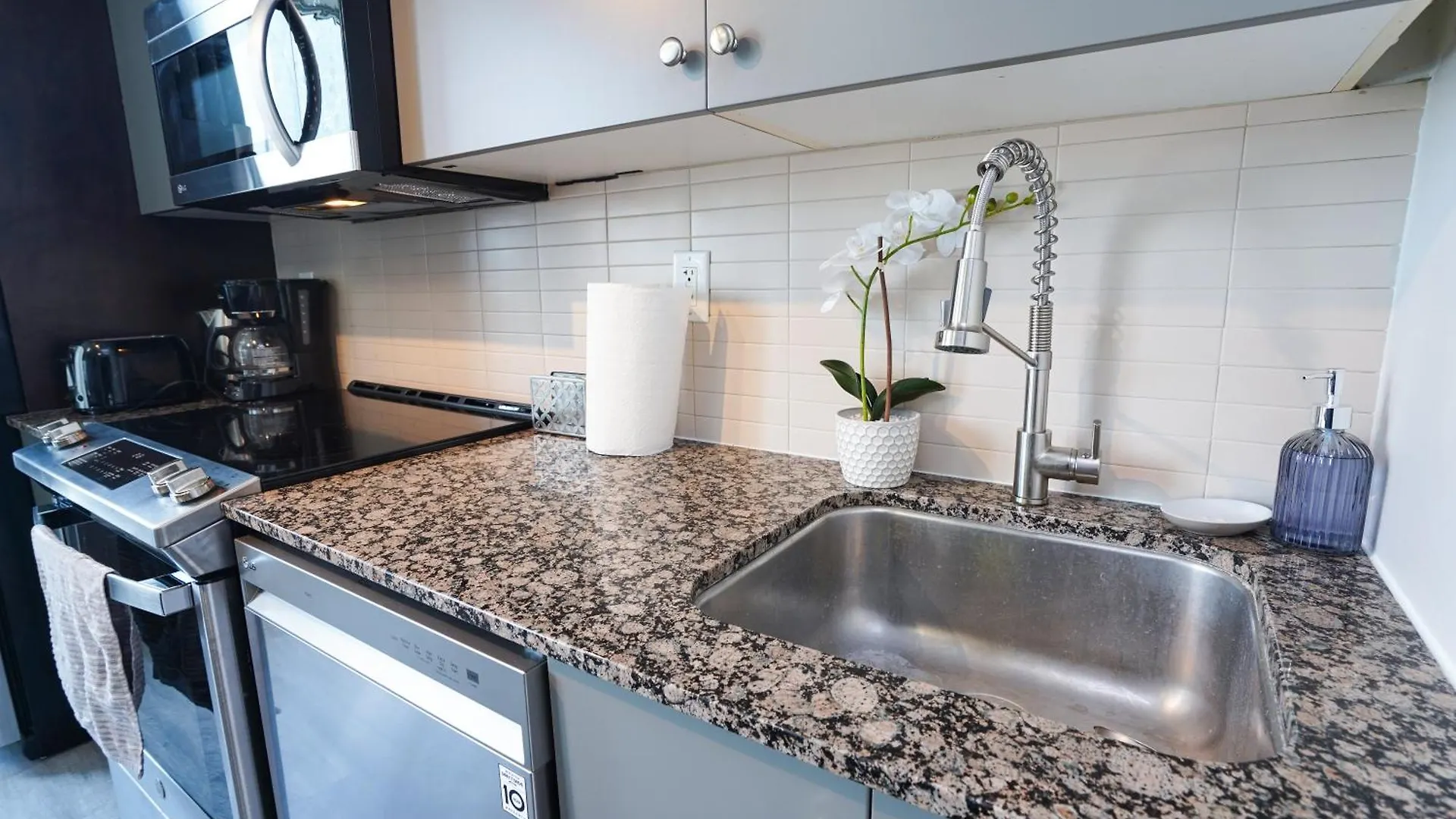 Simply Comfort Suites - One Plus Den Apartment With Scotiabank Arena View Toronto