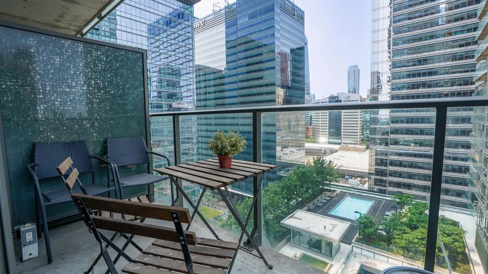 Simply Comfort Suites - One Plus Den Apartment With Scotiabank Arena View Toronto Canada
