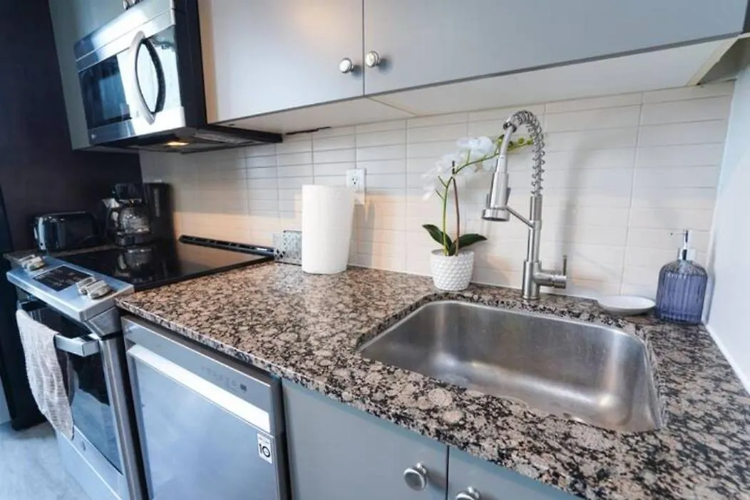 Simply Comfort Suites - One Plus Den Apartment With Scotiabank Arena View 토론토