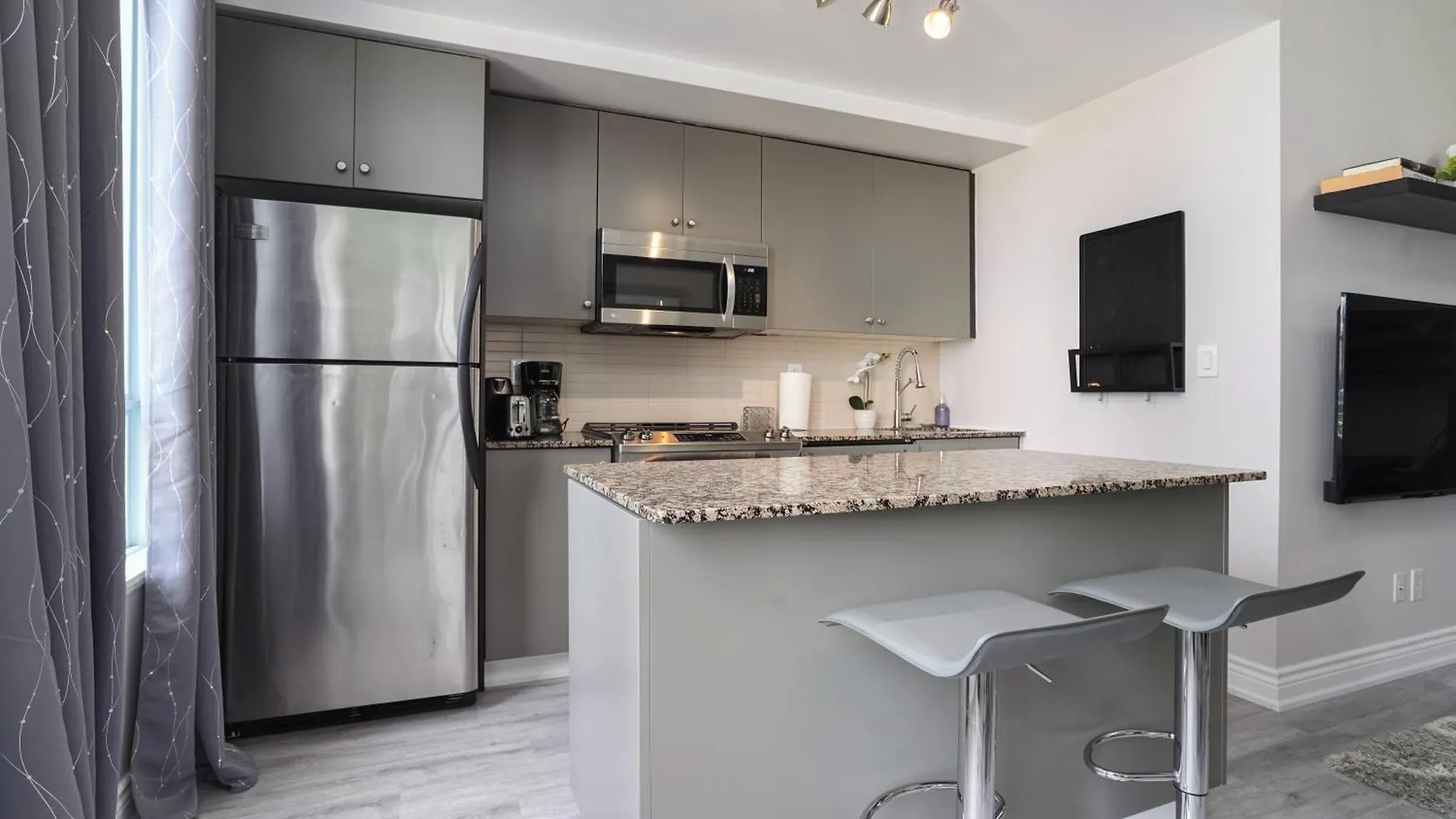 Simply Comfort Suites - One Plus Den Apartment With Scotiabank Arena View 토론토
